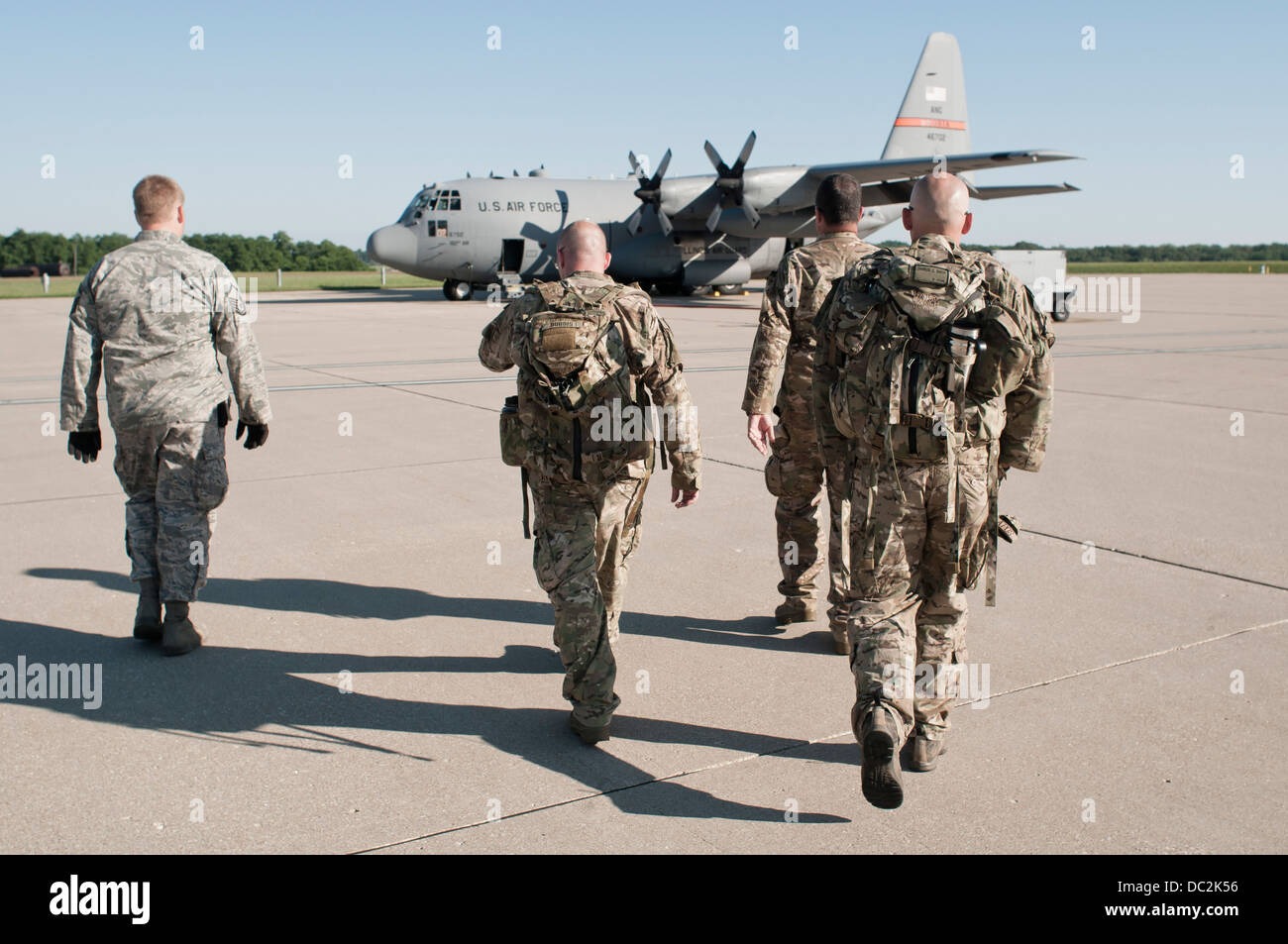 Gemeinsame taktische Fluglotsen aus 182d Air Support Operations Group erhalten zu einer c-130 Hercules bei 182d Airlift Wing, Peoria, Illinois, 1. August 2013 begleitet. 182d ASOG beteiligen sich an Übung Northern Strike 2013 einen gemeinsamen multinationalen Mähdrescher Stockfoto