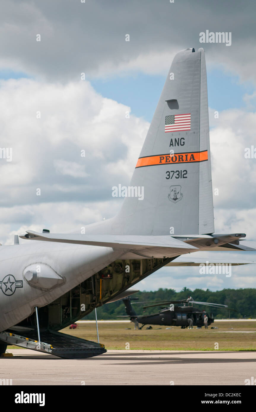 C-130 Hercules aus 182d Airlift Wing aus Peoria, Illinois landet auf Äschen Air Field, Äsche, Michigan, 3. August 2013. Die 182d beteiligen Übung Northern Strike 2013 sich eine gemeinsamen multinationalen Arme training Übung in M kombiniert Stockfoto