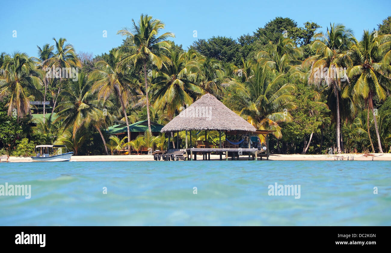 Tropischen Heimat Strandparadies mit Palapa über dem Wasser Stockfoto