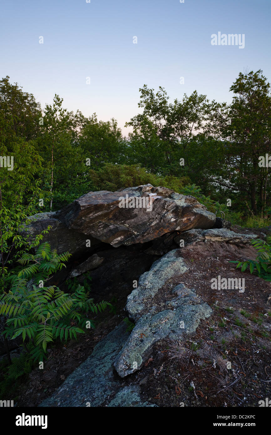 Große Felsen bilden eine kleine Höhle zwischen den Bäumen, Parry Sound, Ontario, Kanada. Stockfoto