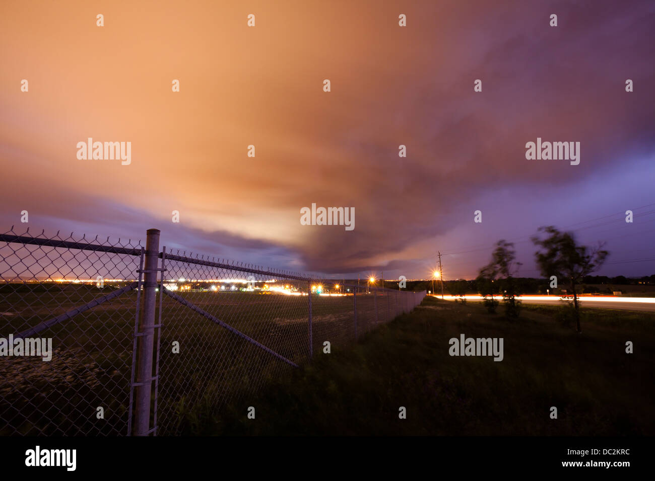 Dramatische Wolken in der Abenddämmerung zu schaffen durch ein Gewitter vorbei. Newmarket, Ontario, Kanada Stockfoto