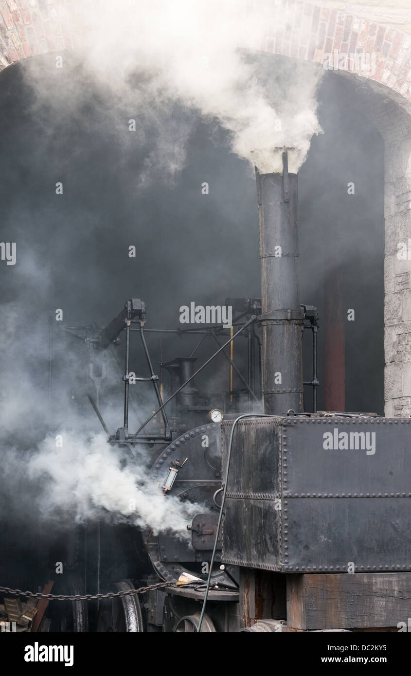 Replikat Dampf Lok Puffing Billy wird beleuchtet bei Beamish Museum, England, UK Stockfoto