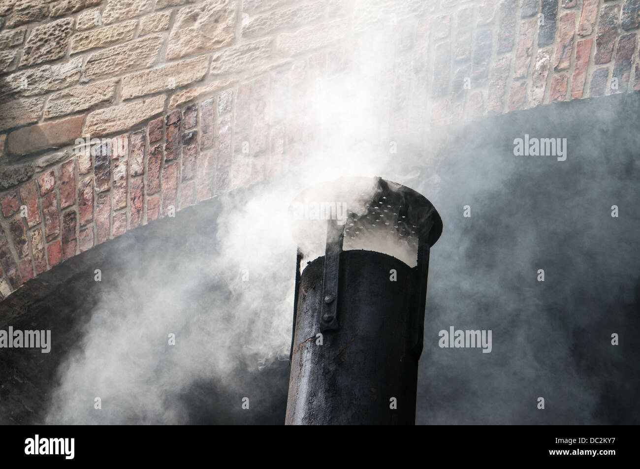 Auspuff Rauch aus dem Schornstein der Dampflokomotive wird beleuchtet Stockfoto