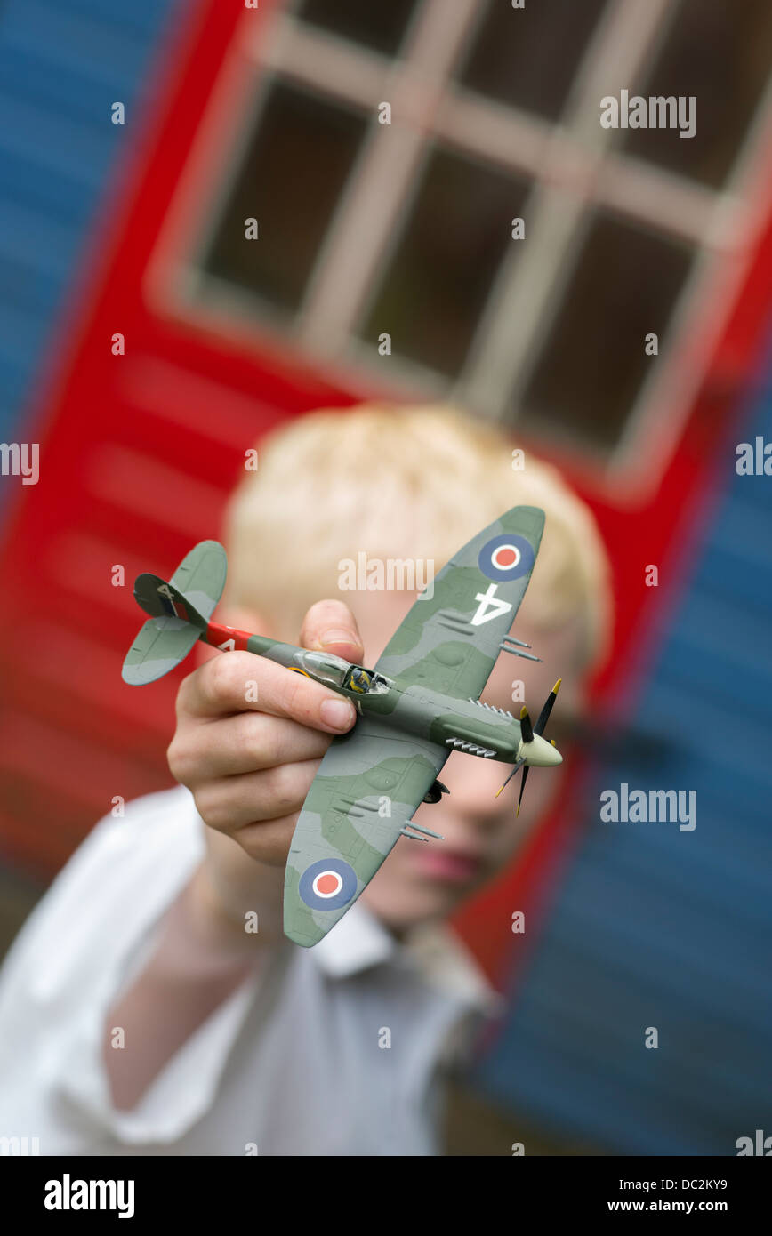 Jungen spielen mit Spitfire Modellflugzeug Stockfoto