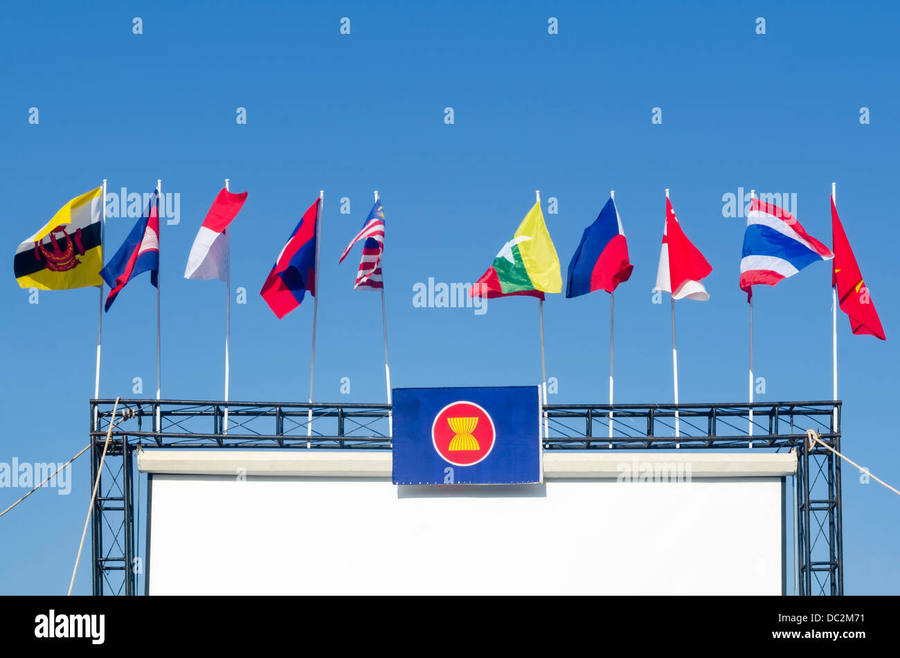 Die ASEAN-Flagge mit dem blauen Himmel Stockfoto
