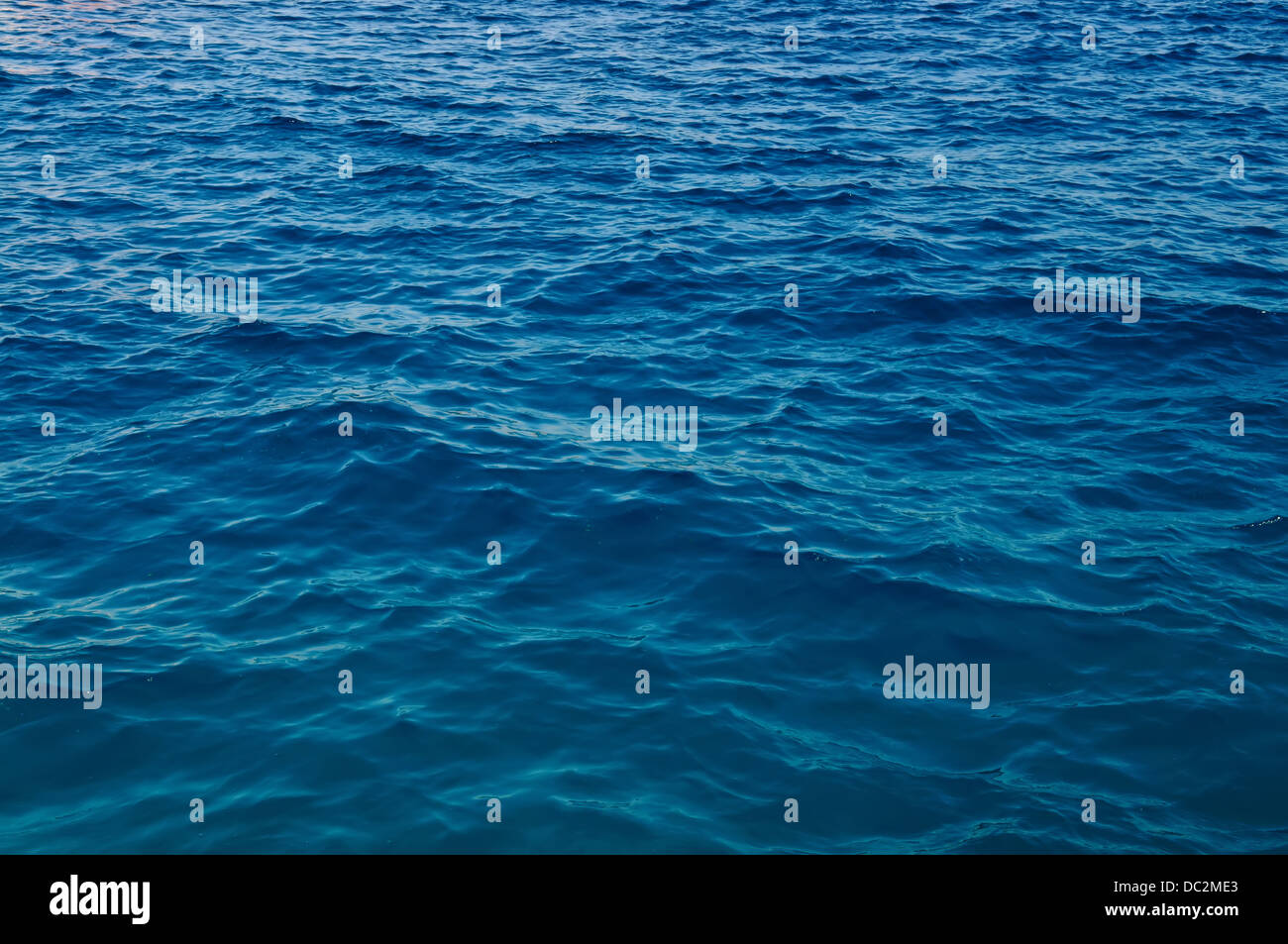 Klare, blaue Meerwasser mit slamal Wellen Stockfoto