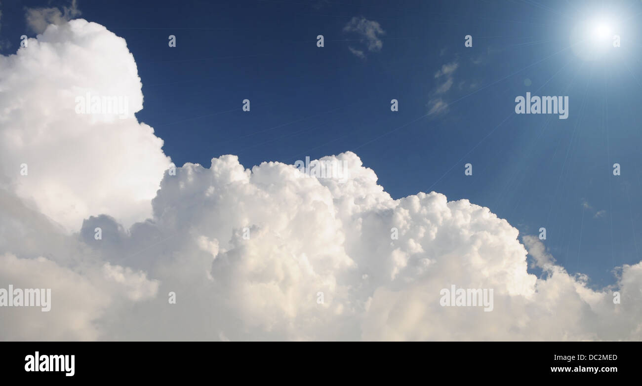 Stürmische Wolkenhimmel mit Sonnenstrahlen Stockfoto