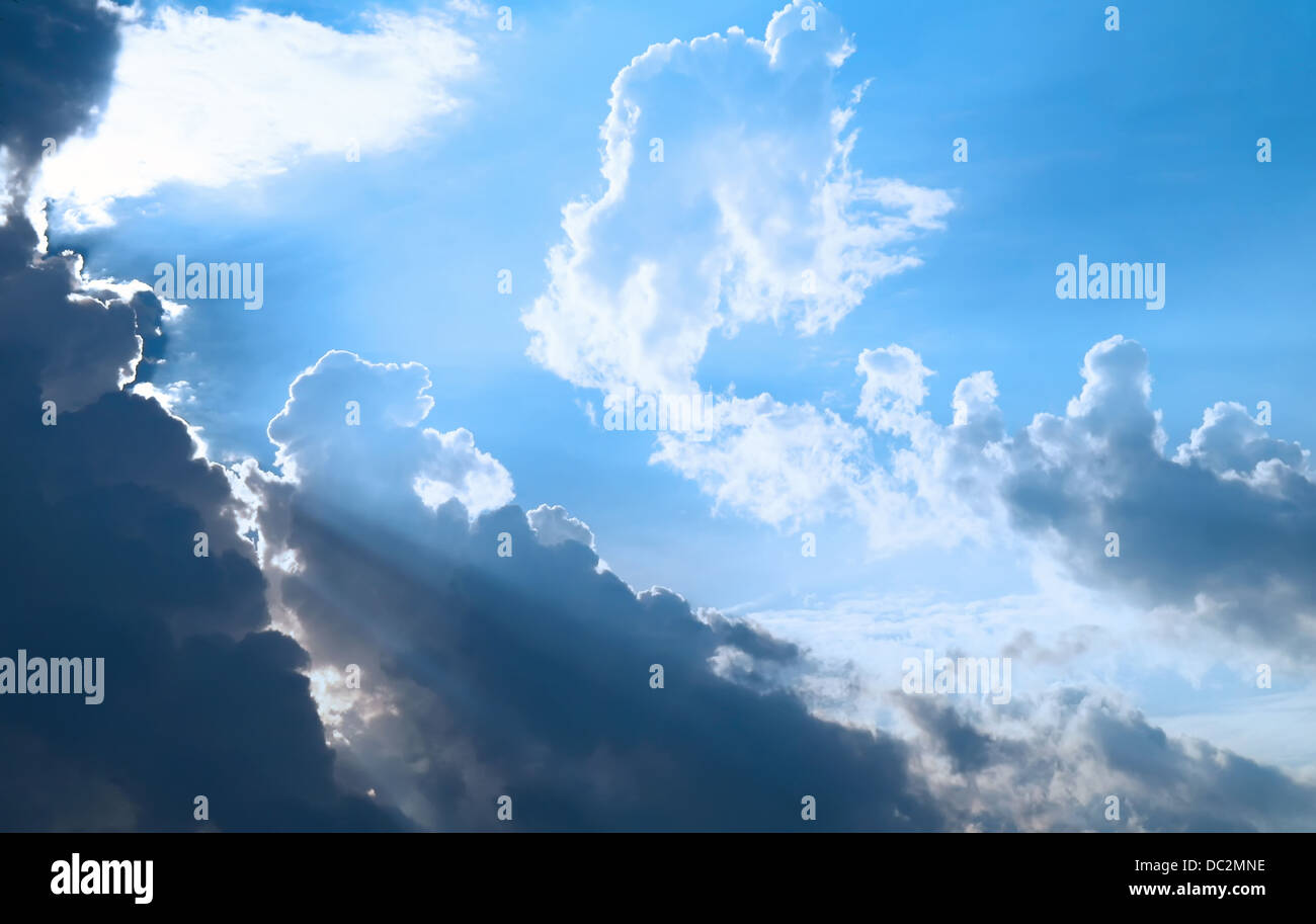 Stürmische Wolkenhimmel mit Sonnenstrahlen Stockfoto