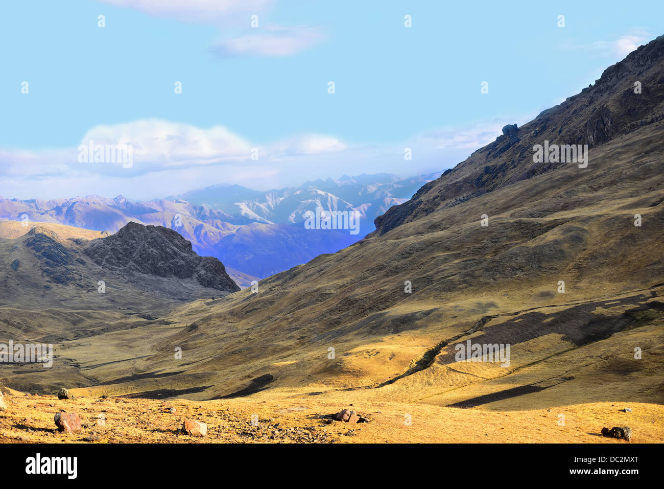 Bergen von Peru. Anden, Hügel, Felder. Blauer Himmel und Blue Mountains. Stockfoto