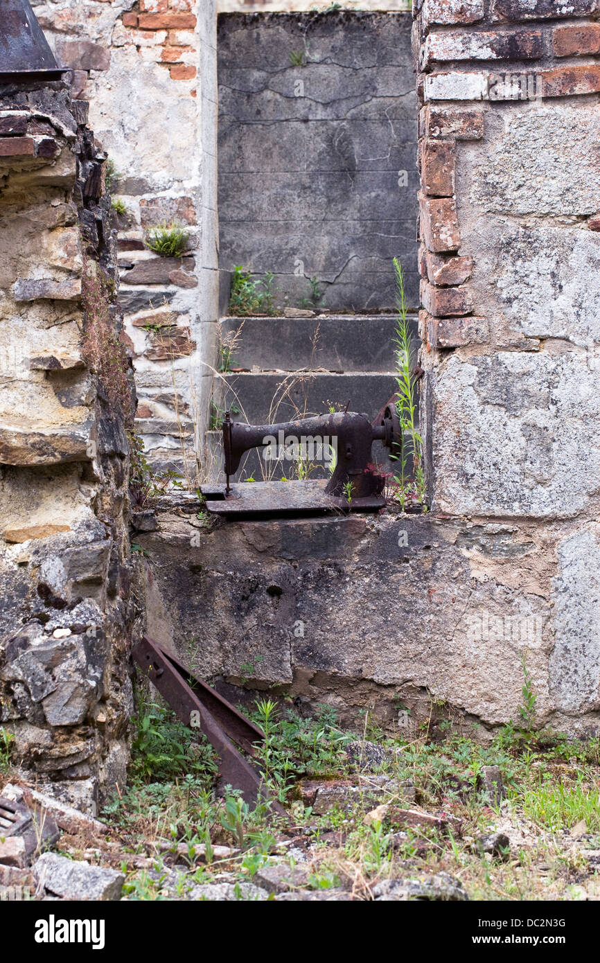 Die Reste einer alten Nähmaschine in Oradour-Sur-Glane. Das Dorf wurde am 10. Juni 1944 von deutschen Soldaten zerstört. Stockfoto