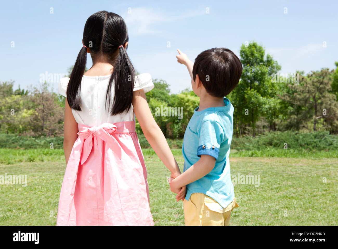 Chinesischen jungen und Mädchen auf den Himmel in einem park Stockfoto