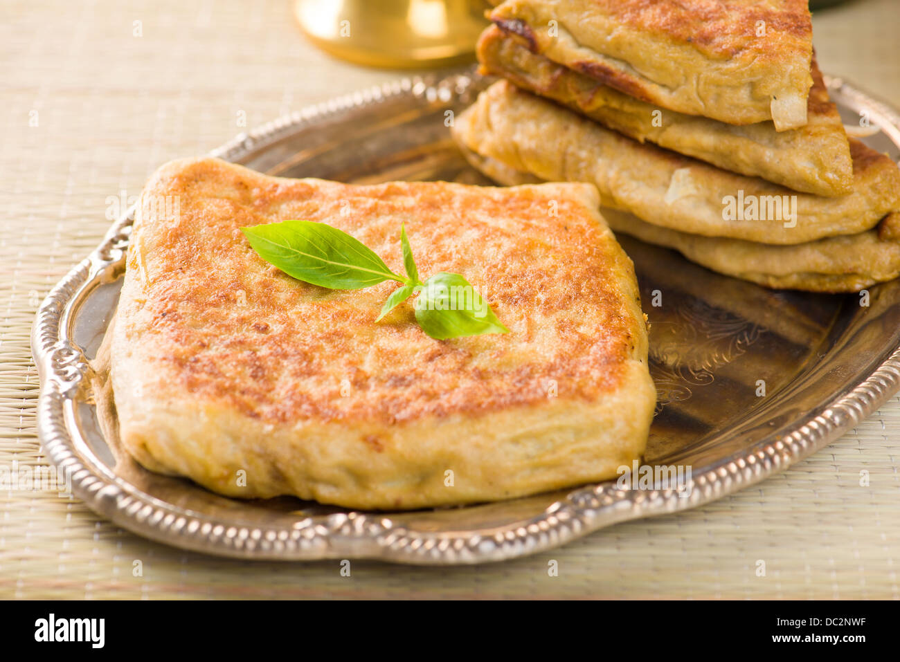 Mutabbaq eine beliebte arabische Ramadan Essen wo Brot wenn gefüllt mit Fleisch Stockfoto