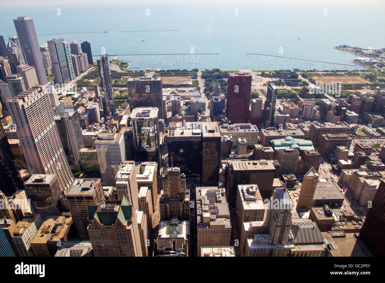 Luftaufnahme von Chicago IL von der Willis Tower Aussichtsplattform gesehen. Stockfoto