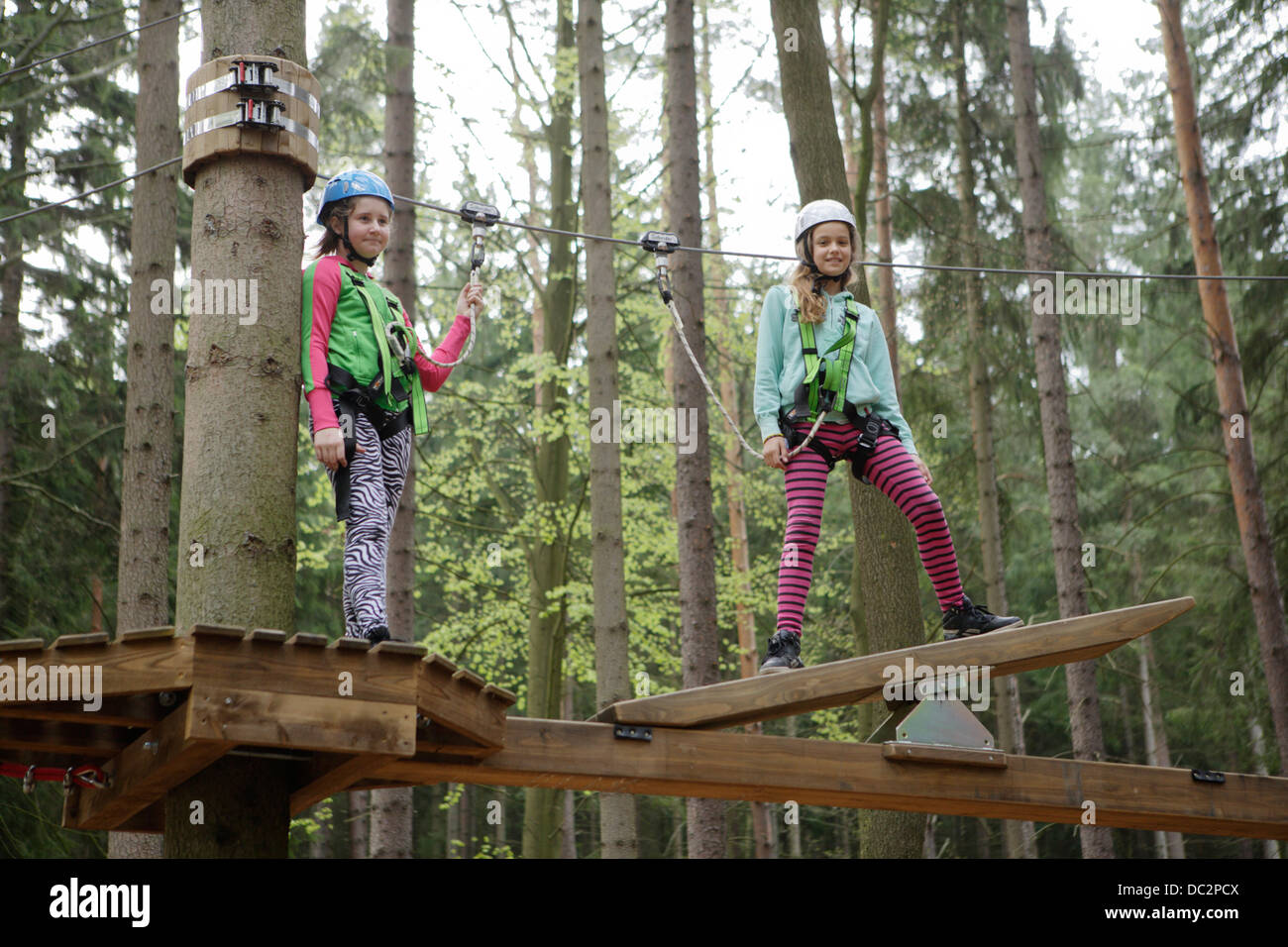 Zwei Mädchen auf einer Reise in die Seil-Zentrum Stockfoto