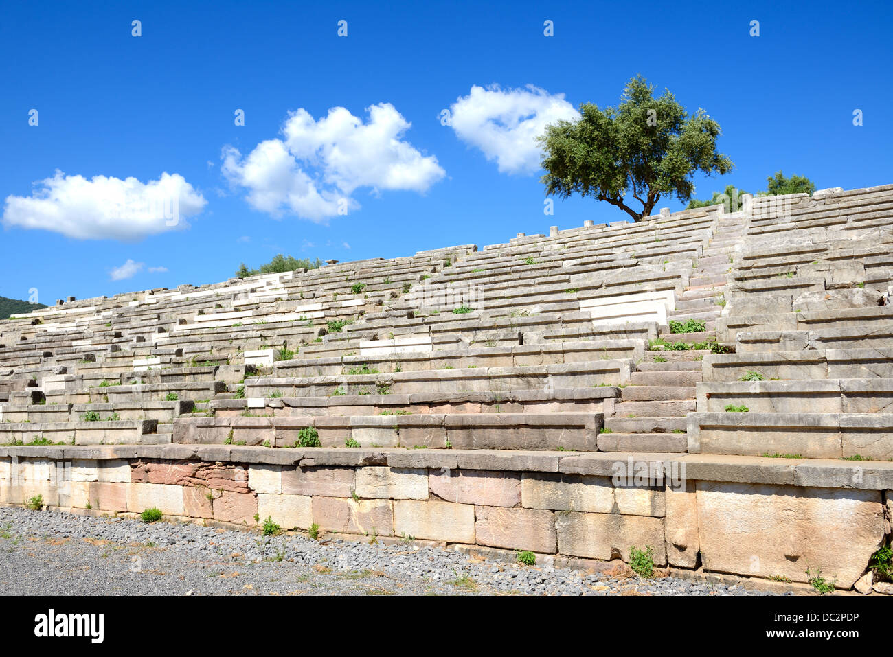 Die Stände im Stadion in antiken Messene (Messenien), Peloponnes, Griechenland Stockfoto