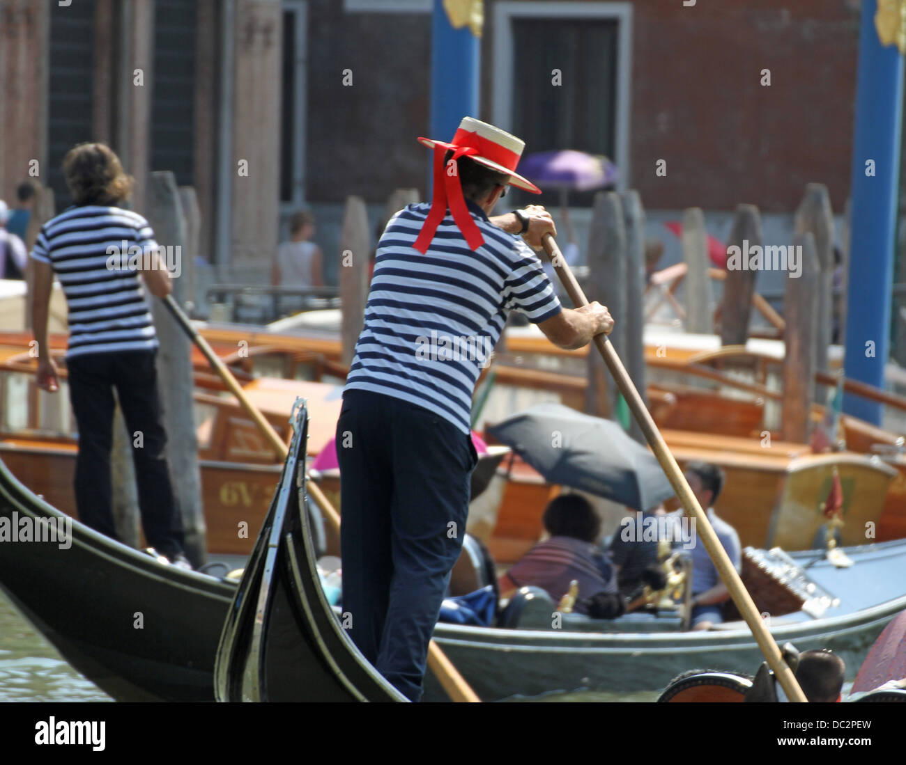 qualifizierte venezianischen Gondoliere während er seine Gondel auf dem Canal grande in Venedig fährt Stockfoto