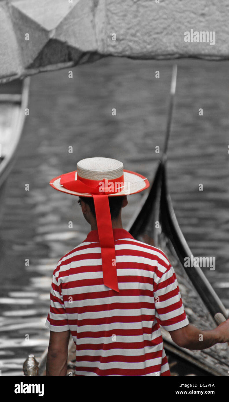 Detail der Hut und gestreiften Trikot des venezianischen Gondoliere Stockfoto