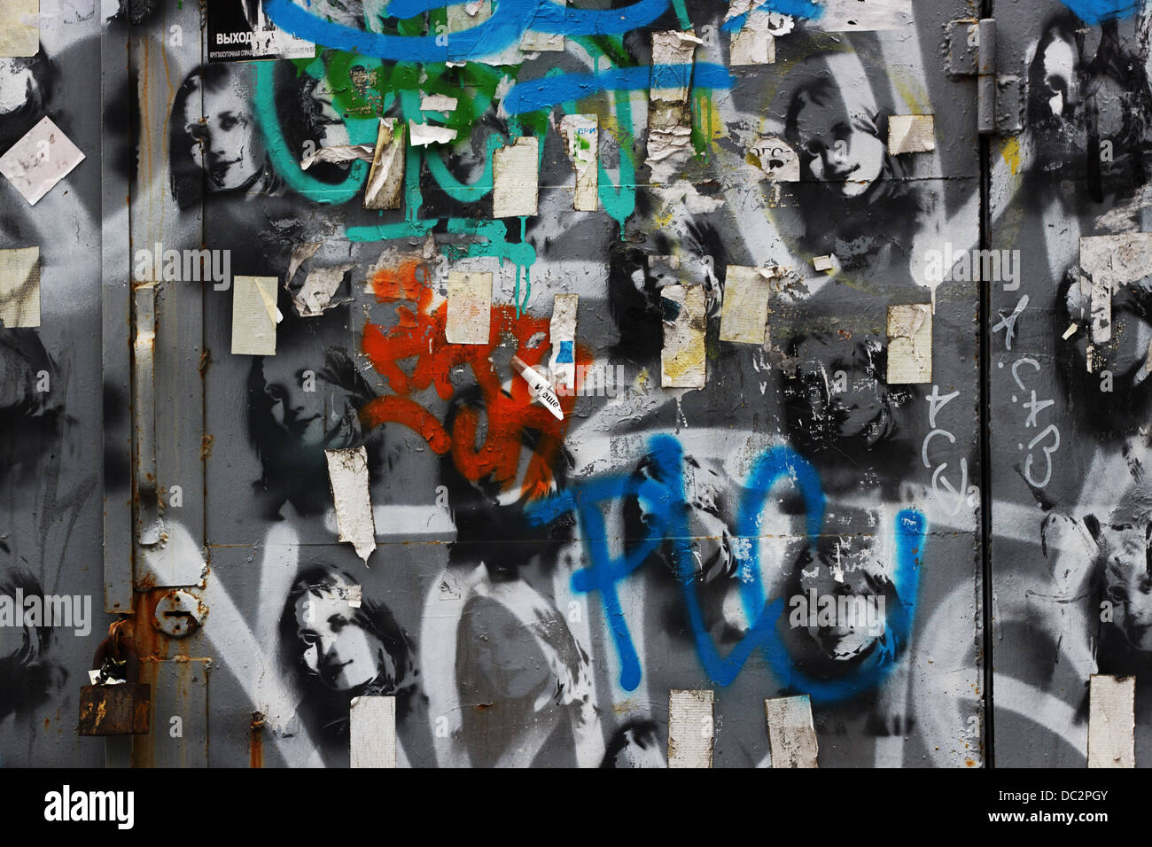 Urban Graffiti auf einer Metalltür Trafostation Stockfoto