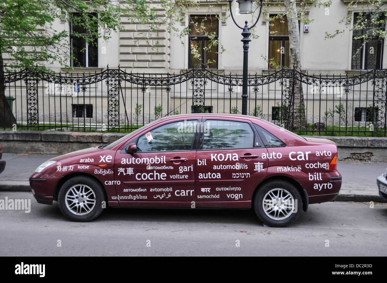 Mehrsprachige Auto. Ein Auto mit "Auto" in vielen Sprachen geschrieben. Fotografiert in Budapest, Ungarn Stockfoto
