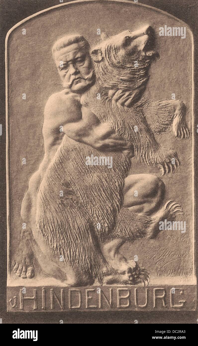 Die historische Postkarte von 1915 zeigt Paul von Hindenburg einen Bären zu besiegen. Die Darstellung bezieht sich auf die Schlacht von Tannenberg im August 1914, in die die deutschen unter Truppen Hindenburg besiegte die russischen Truppen (hier der Bär). Foto: Belriner Verlag/Archiv Stockfoto