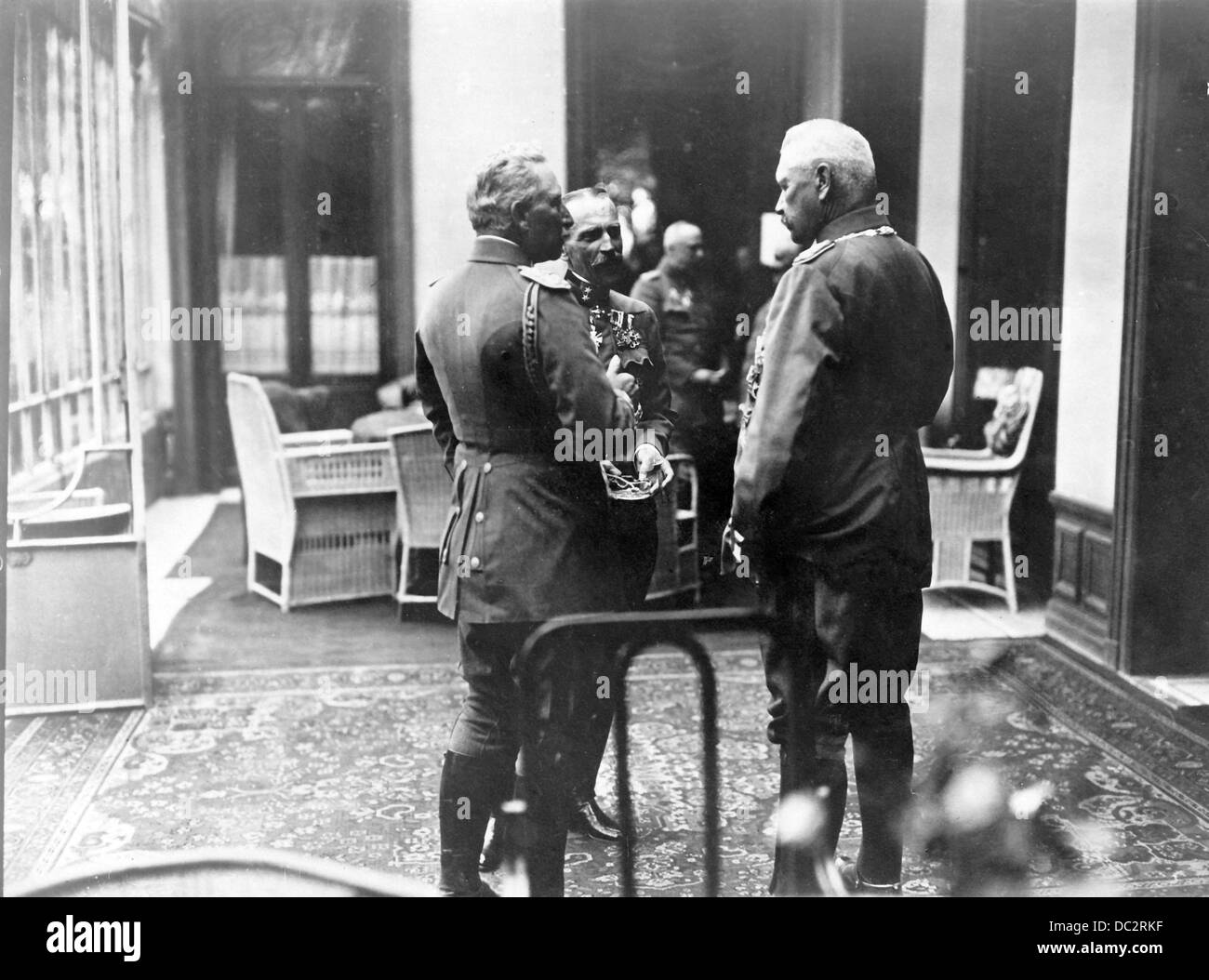 Blick auf die Feierlichkeiten zum 30. Jubiläum von Kaiser Wilhelm II. (L) im Großen Hauptquartier (Surpreme Army Command Headquarters) im Juni 1918. Hier spricht er mit Feldmarschall Paul von Hindenburg (r) und dem österreichisch-ungarischen Militärvertreter von Klepsch. Fotoarchiv für Zeitgeschichte Stockfoto