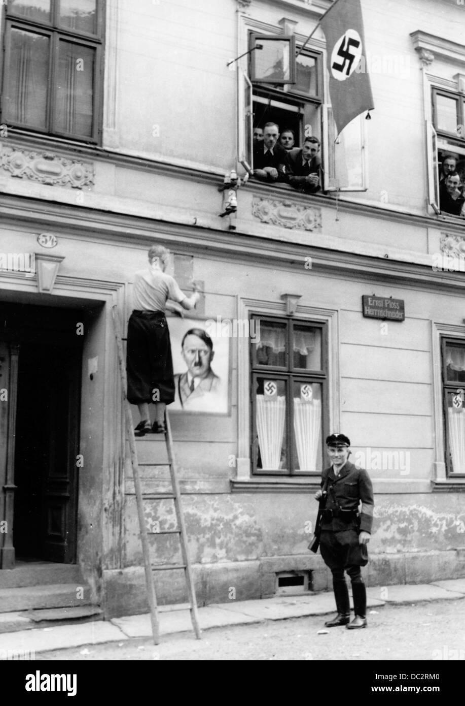 Besetzung tschechisch-slowakischer Territorien (hier Podherivu ASE in der Tschechischen Republik) durch die deutsche Wehrmacht nach dem Münchner Abkommen vom 30. September 1938 - im Gemeindebüro von Prohuttle (Deutschland: Neuberg am Asch) sind im Oktober 1938 Haktien und eine Iamge Hitler beigefügt. Image ist Teil der Nazi-Propaganda! Anstrengung. Fotoarchiv für Zeitgeschichte Stockfoto