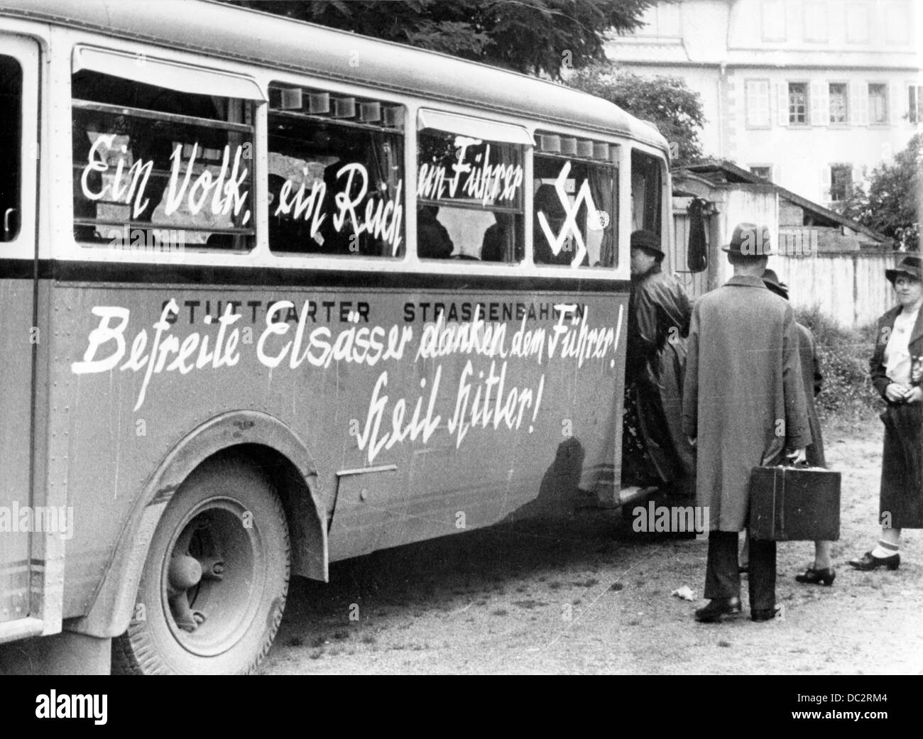 Der Slogan "ein Volk, ein Reich, ein Führer". Die freigelassenen Elsässer danken dem Führer! Heil Hitler!“ Und ein Hakenkreuz ist auf einem Bus des Transportunternehmens Stuttgarter Strassenbahnen (Trolleys von Stuttgart) lackiert. Datum und Ort unbekannt (um 1940 Uhr). Nach der Besetzung des Elsass und der Integration in die deutsche Zivilverwaltung wurde das neue Gebiet mit der Provinz Gau Baden zu dem neuen Gau Baden-Elsass vereint. Fotoarchiv für Zeitgeschichte Stockfoto