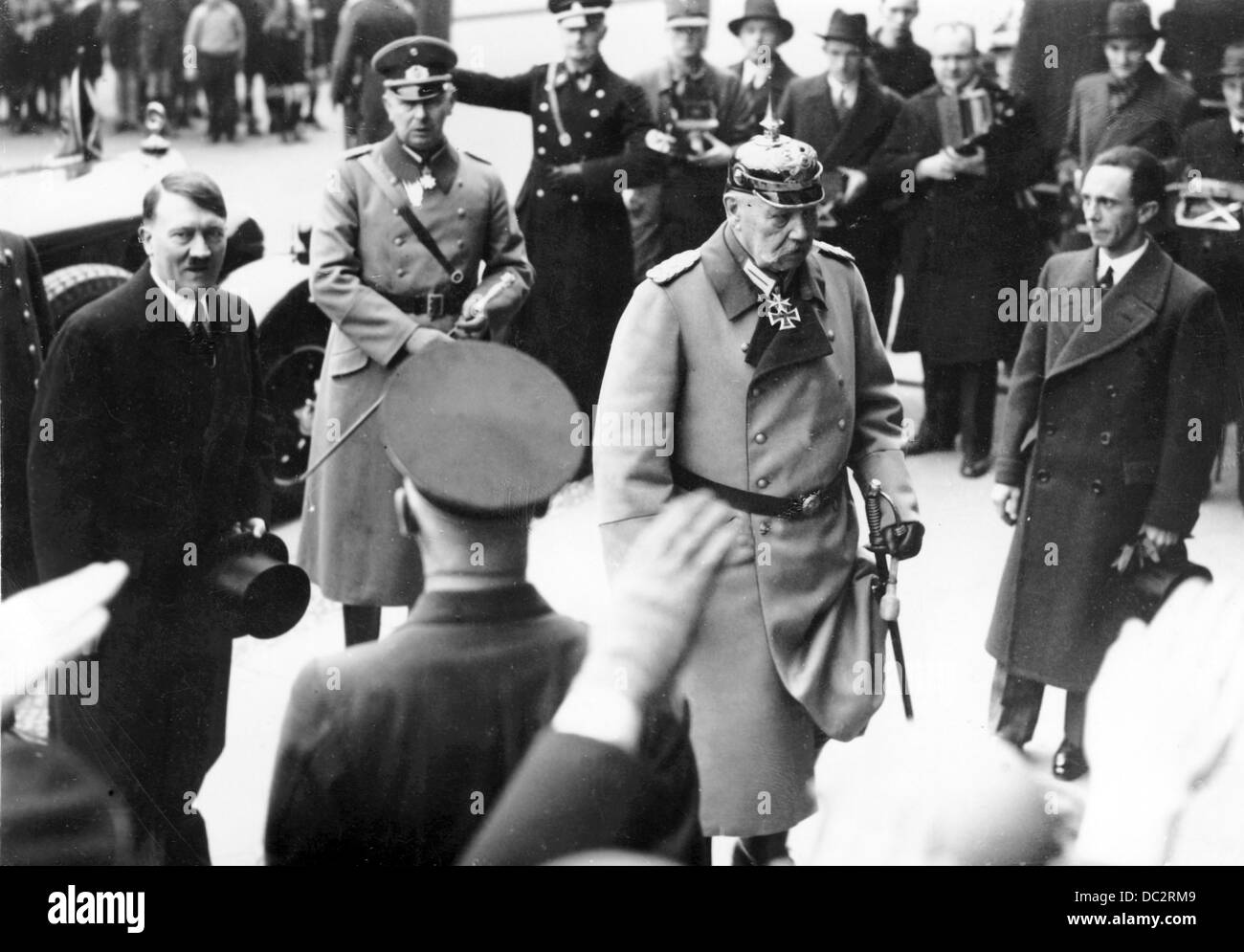 Der Reichspräsident Paul von Hindenburg geht anlässlich des Gedenkfeiertages der Helden am 25. Februar 1934 mit Reichskanzler Adolf Hitler und Reichsminister Joseph Goebbels (r) zur Oper in Berlin. Fotoarchiv für Zeitgeschichte Stockfoto