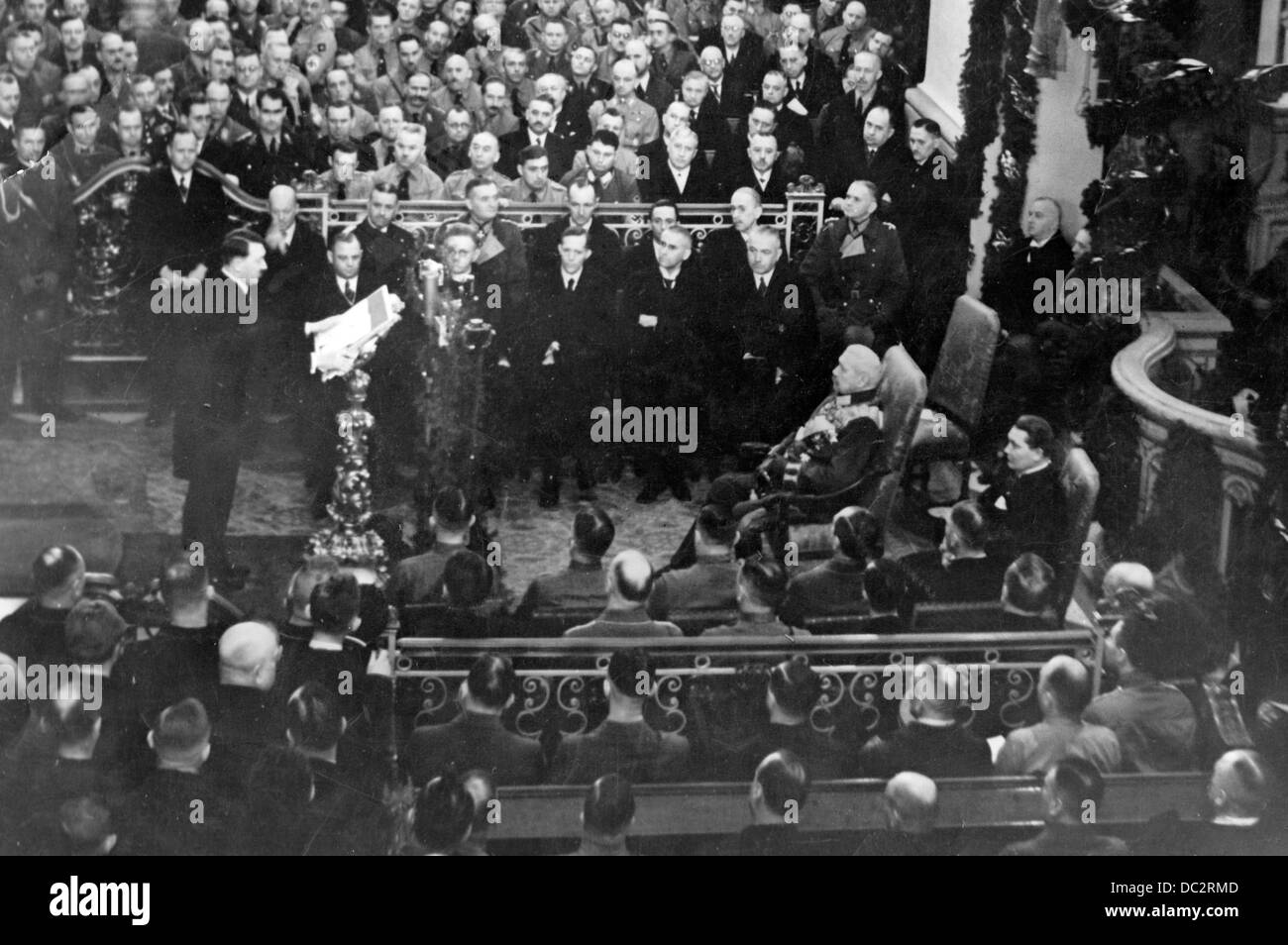 Reichskanzler Adolf Hitler hält eine Rede anlässlich der feierlichen Eröffnung des Reichstags vor dem Reichspräsidenten Paul von Hindenburg in der Garnison-Kirche in Potsdam, Deutschland, am 21. März 1933. Fotoarchiv für Zeitgeschichte Stockfoto
