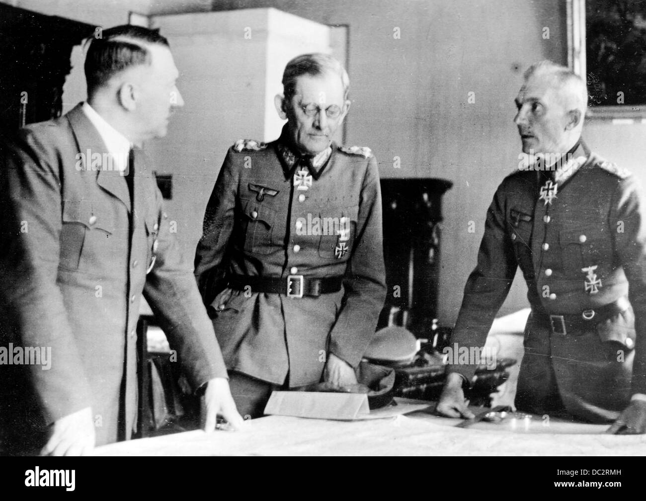 Adolf Hitler während eines Treffens mit dem Oberbefehlshaber des südlichen Feldmarschalls der Armeegruppe Fedor von Bock (r) und General Maximilian von Weichs. Fotoarchiv für Zeitgeschichte Stockfoto