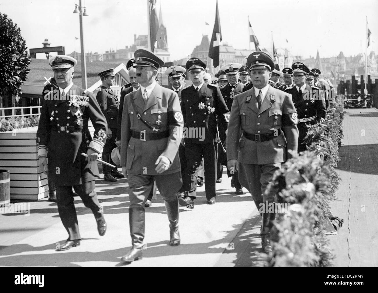 Die Nazi-Propaganda! Das Bild zeigt Adolf Hitler (m) und den ungarischen kaiserlichen Vikar Miklos Horthy (l) an den Landungsbrücken in Hamburg anlässlich eines Staatsbesuchs des ungarischen Staatsmanns im März 1939. Fotoarchiv für Zeitgeschichte Stockfoto