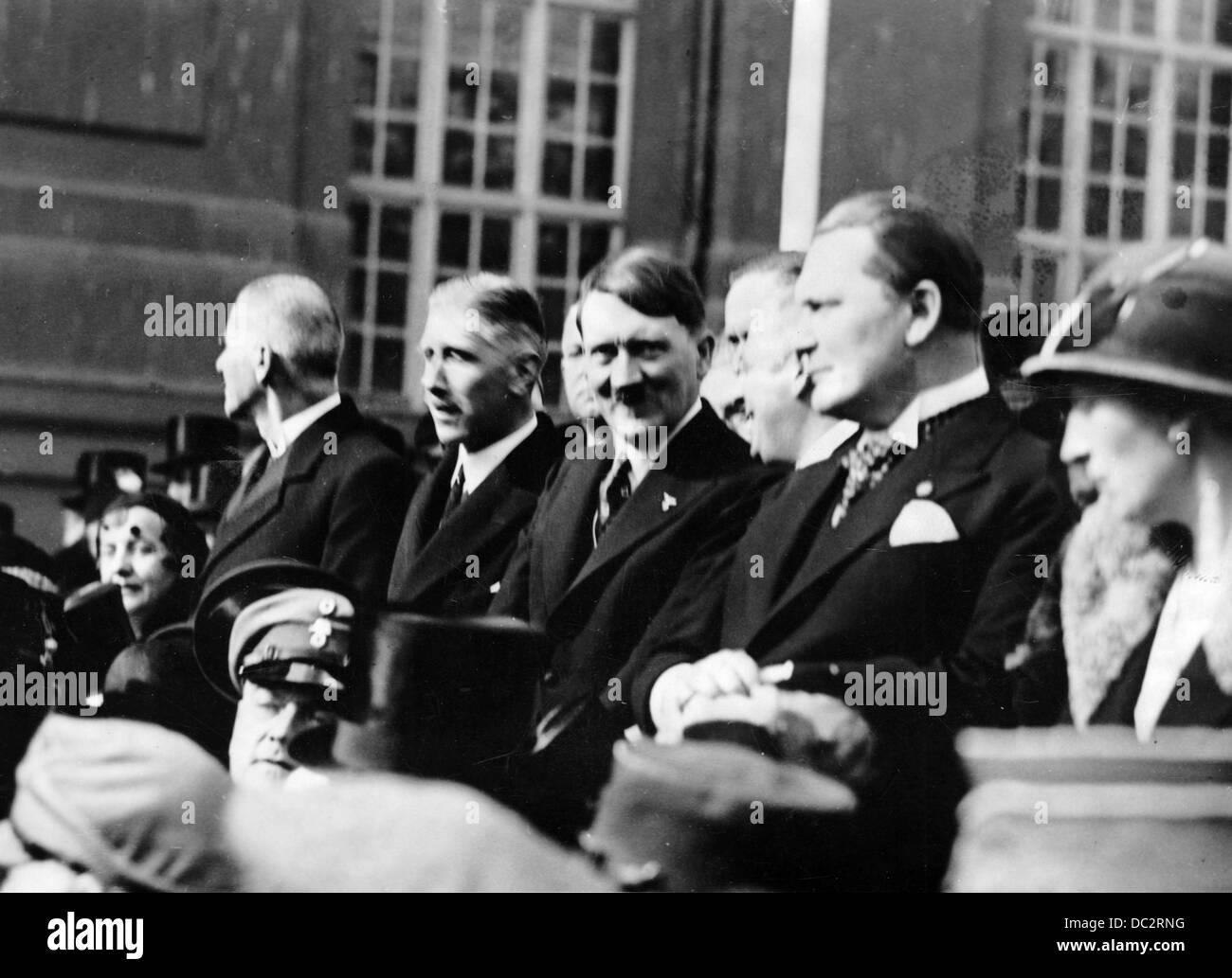 Die Mitglieder des Hitler-Kabinetts, das im Januar 1933 gegründet wurde, sind während der Reichswehr-Parade nach der feierlichen Eröffnung des Reichstags in der Garnisonskirche in Potsdam am 21. März 1933 zu sehen. l-r: Reichsminister des Innern, Wilhelm Frick, Vizekanzler Franz von Papen, Reichskanzler Adolf Hitler und Reichsminister Hermann Göring. Fotoarchiv für Zeitgeschichte Stockfoto