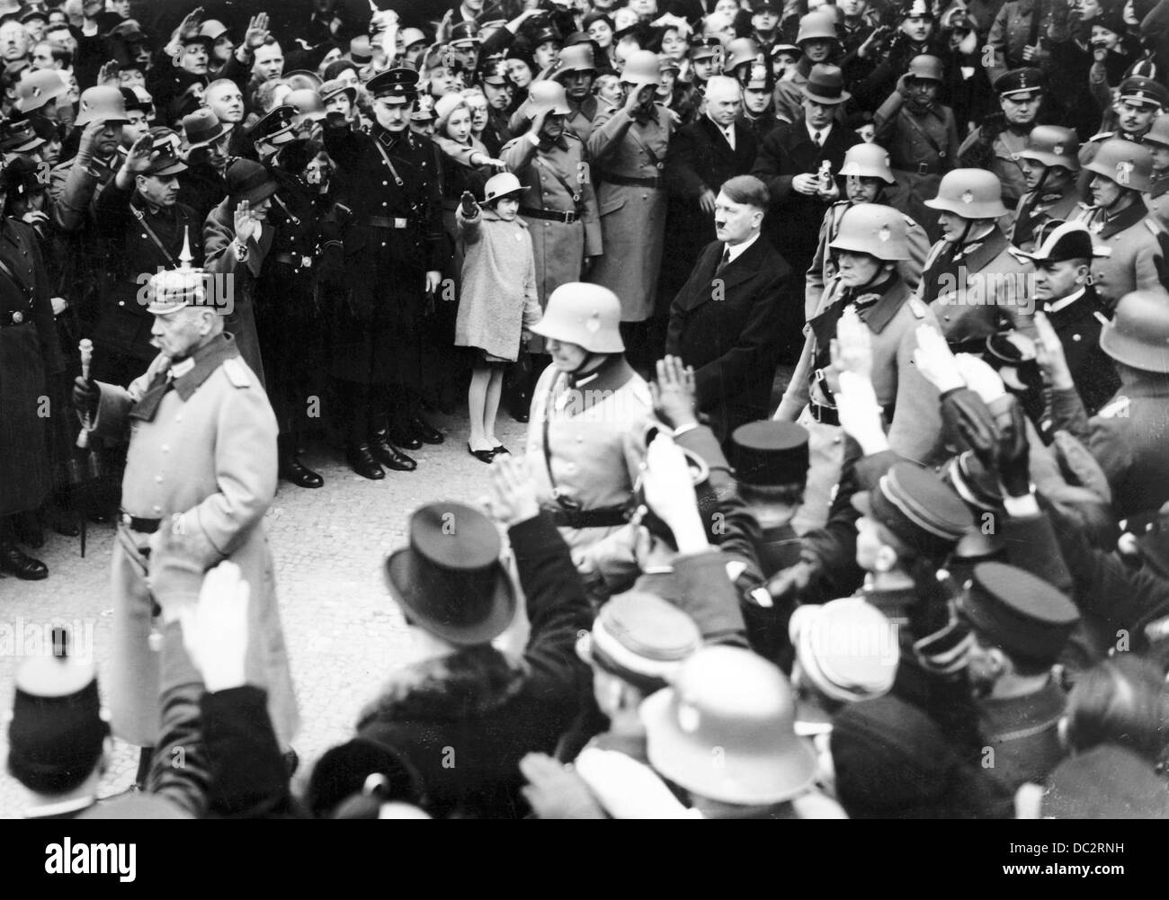 Reichspräsident Paul von Hindenburg und Reichskanzler Adolf Hitler werden anlässlich des Gedenktags der Helden am 25. Februar 1934 von den Menschen mit dem Nazi-Gruß begrüßt. Fotoarchiv für Zeitgeschichte Stockfoto
