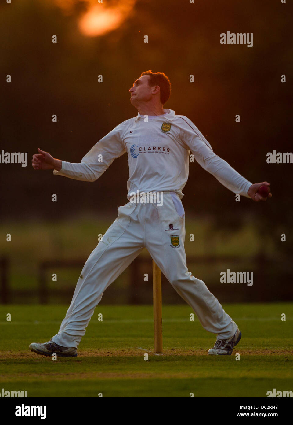 Leicestershire, UK. Mittwoch, 7. August 2013.  Szenen aus einem Cricket-Match spielte bei Sonnenuntergang zwischen Kibworth CC und Billesdon CC gespielt im Langtons Cricket Club in Leicestershire. Bildnachweis: Graham Wilson/Alamy Live-Nachrichten Stockfoto