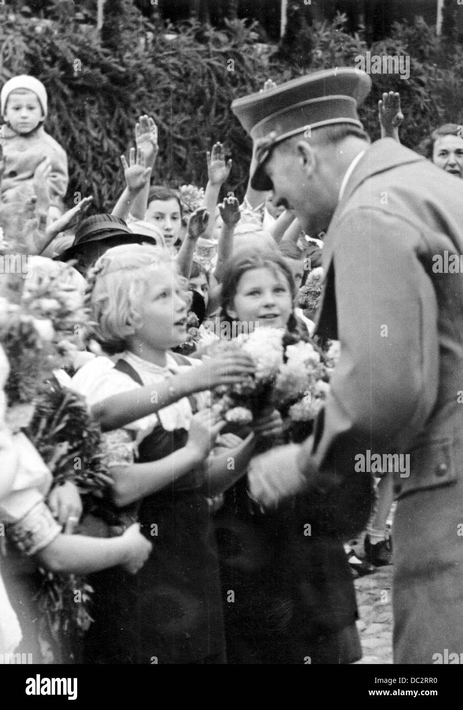 Das Bild der Nazi-Propaganda! Zeigt Adolf Hitler, wie er bei seinem Besuch der Stadt Eger (heute: Cheb in der Tschechischen Republik) am 3. Oktober 1938 von der Bevölkerung begeistert begrüßt wird - hier schenken ihm Mädchen Blumen. Einen Tag nach der Unterzeichnung des Münchner Abkommens besetzten deutsche Truppen Eger am 1. Oktober 1938. Fotoarchiv für Zeitgeschichte Stockfoto