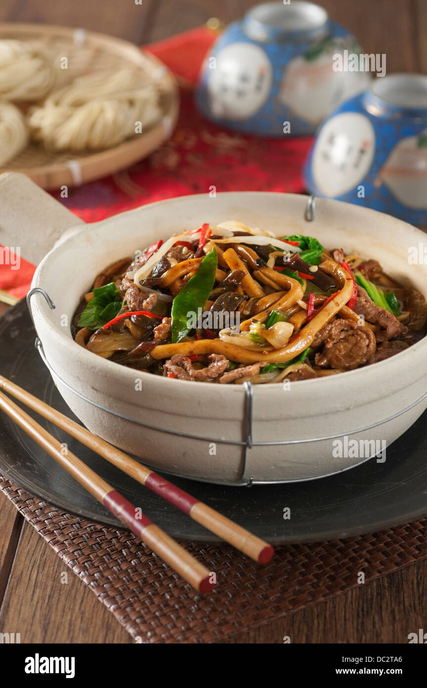 Shanghai Rindfleisch Nudeln in einem Tontopf chinesisches Essen Stockfoto