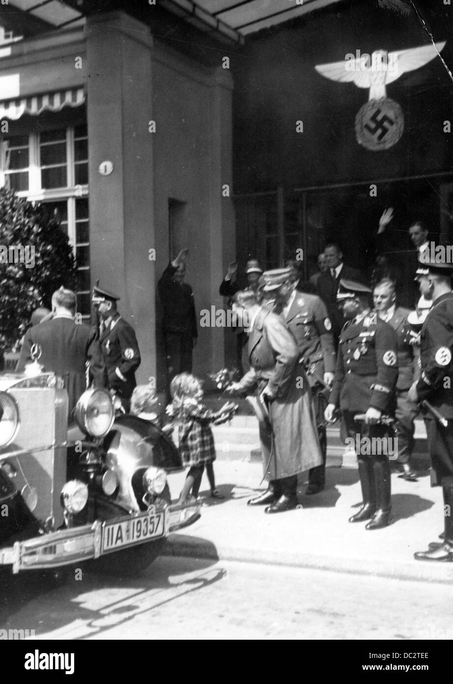 Das Bild ist Teil der Nazi-Propaganda! Und zeigt ein kleines Mädchen, das Adolf Hitler Blumen schenkt. Datum unbekannt (um 1933 Uhr). Fotoarchiv für Zeitgeschichte Stockfoto