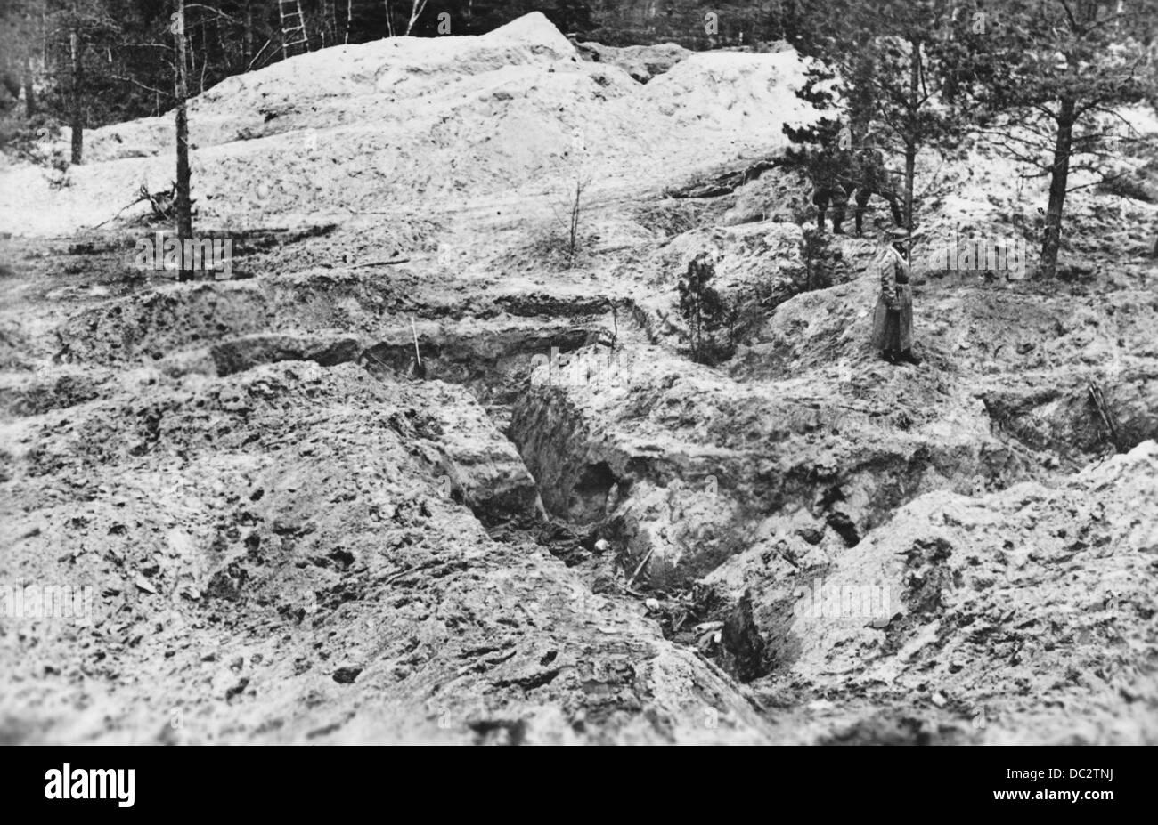 Die Entdeckung der Massengräber von Katyn (Russland) durch die deutsche Wehrmacht im Februar 1943 - die Nazi-Propaganda! auf der Rückseite des Bildes ist vom 16. April 1943: "den Massenmord an polnischen Offizieren, die von der GPU begangen. Die Erkennung der blutigen Tat im Wald von Katyn, die wieder Bolschewismus als eine organisierte Massenmord, England und den USA als Komplizen der sowjetischen Verbrecher entlarvt provoziert Tiefe Empörung und größte Schrecken in die ganze Kulturwelt. Alle unter den Mitgliedern der zwei polnische Delegationen, die die Gelegenheit hatten, die Lage der unvorstellbaren Bolshev sehen Stockfoto