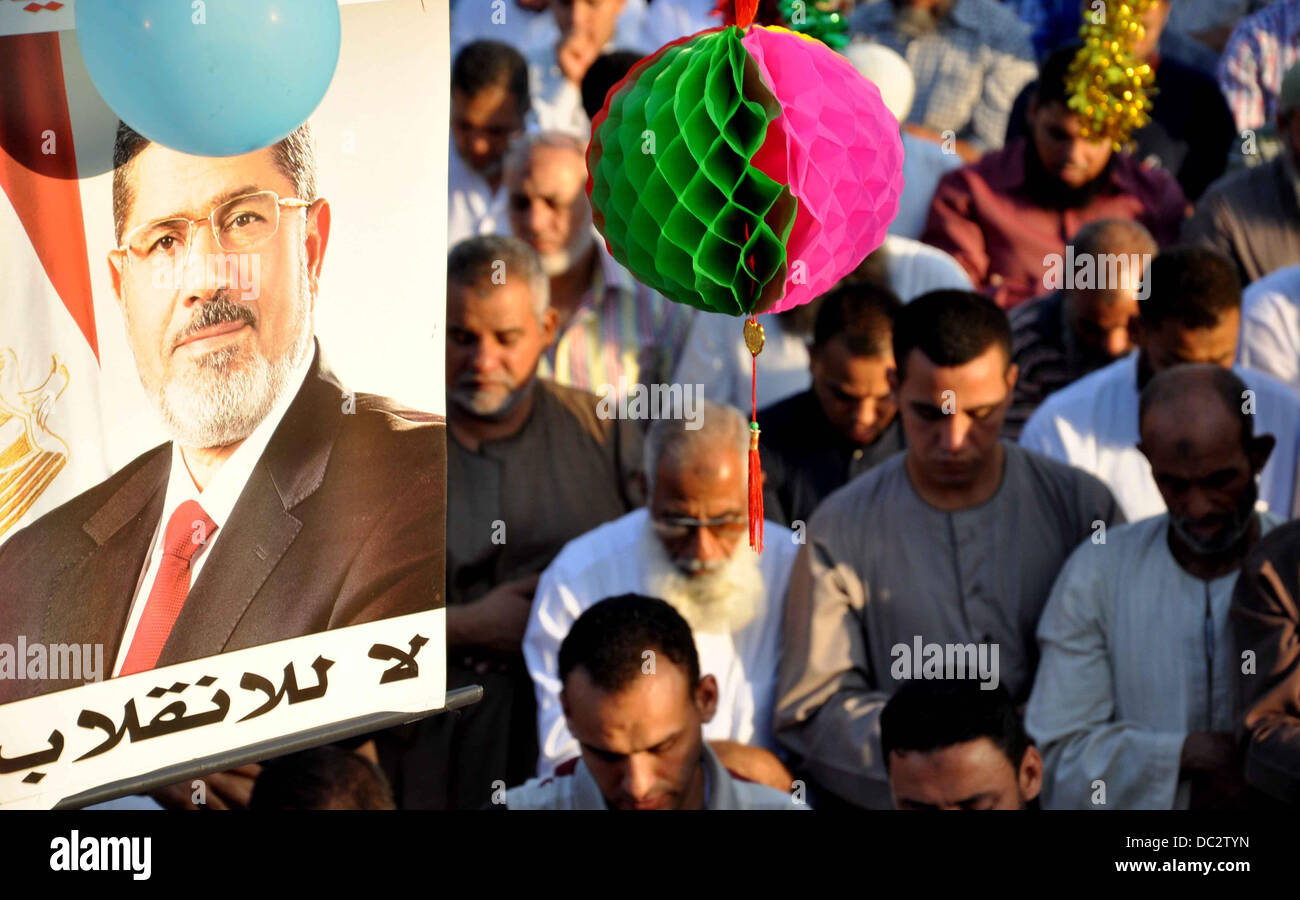 7. August 2013 - Kairo, Kairo, Ägypten - Anhänger des gestürzten ägyptischen Präsidenten Mohamed Morsi während der Eid Al-Fitr Gebet am Al-Nahda Square, wo Tausende von Anhängern des Mohamed Morsi ihre offenen Sit-in seit dem 28. Juni in Kairo, Ägypten, am 8. August 2013 fortgesetzt. Muslime auf der ganzen Welt feiern Eid al-Fitr, markiert das Ende des Fastenmonats Ramadan (Credit-Bild: © Ahmed Asad/APA Images/ZUMAPRESS.com) Stockfoto