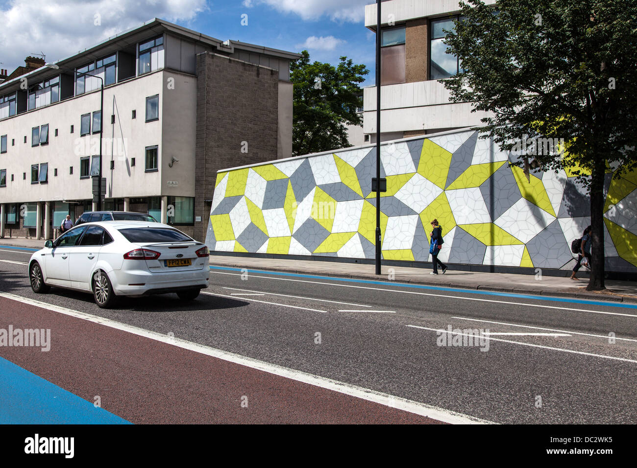 Auto und Fußgänger, vorbei an bunten Wand Mosaik in East London Stockfoto