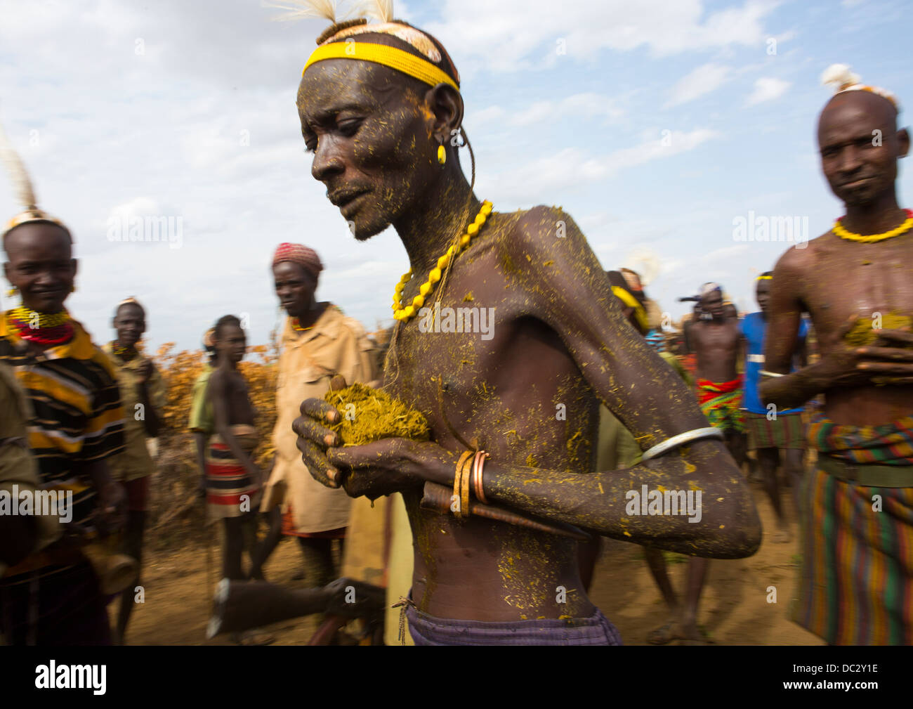 Dassanech Stamm Menschen setzen Kuh Dungs auf ihren Körper für eine Zeremonie, Omorate, Omo-Tal, Äthiopien Stockfoto