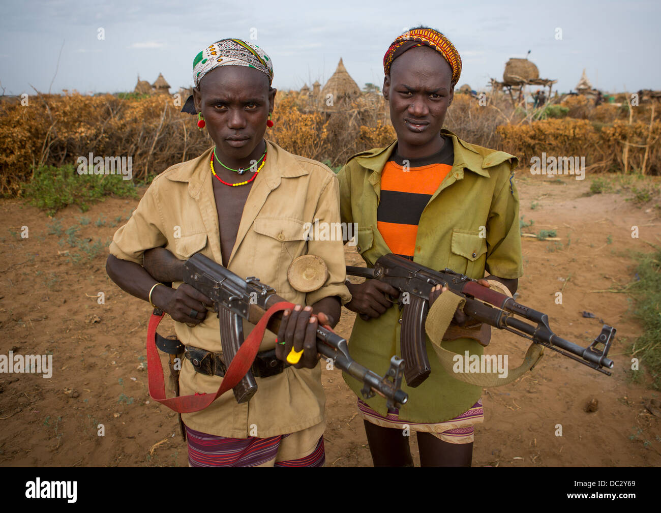 Dassanech Männer mit ihren Waffen, Omorate, Omo-Tal, Äthiopien Stockfoto