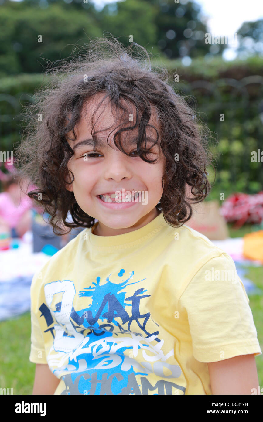 Kleiner Junge mit seinem fehlenden vorderen Zähnen lächelnd Stockfoto