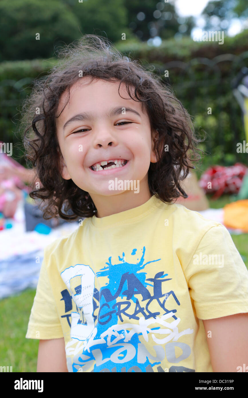 Kleiner Junge mit seinem fehlenden vorderen Zähnen lächelnd Stockfoto