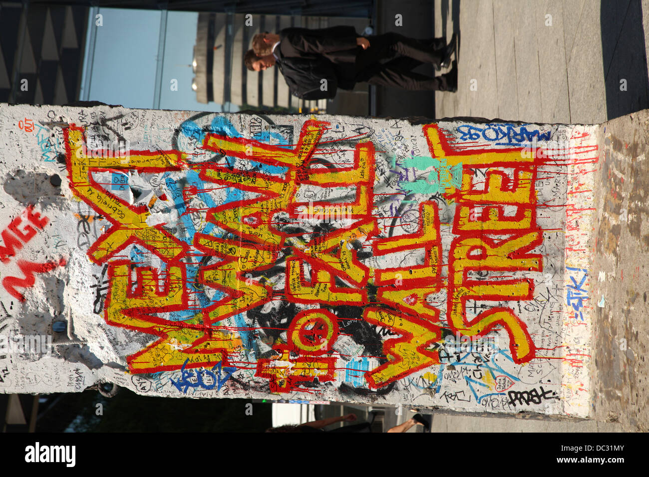"Nächsten Wand Wall Street fallen" ist auf einem Teil der ehemaligen Berliner Mauer am Potsdamer Platz (Potsdamer Platz) in den Bezirk Mitte in Berlin, 6. Juni 2013 geschrieben. Foto: Wolfram Steinberg Dpa ** obligatorische CREDIT: ARTWORK von EL BOCHO ** Stockfoto