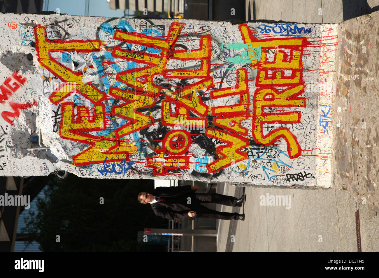 "Nächsten Wand Wall Street fallen" ist auf einem Teil der ehemaligen Berliner Mauer am Potsdamer Platz (Potsdamer Platz) in den Bezirk Mitte in Berlin, 6. Juni 2013 geschrieben. Foto: Wolfram Steinberg Dpa ** obligatorische CREDIT: ARTWORK von EL BOCHO ** Stockfoto