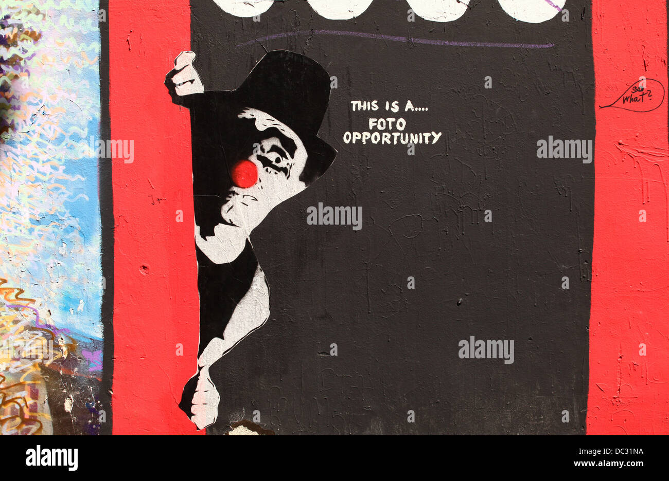 Ein Bild von französische Straßenkünstler MIMI der Clown ist an einer Wand in den Bezirk Mitte in Berlin, 16. Juli 2013 geklebt. Foto: Wolfram Steinberg Dpa ** obligatorische CREDIT: ARTWORK von MIMI THE CLOWN ** Stockfoto