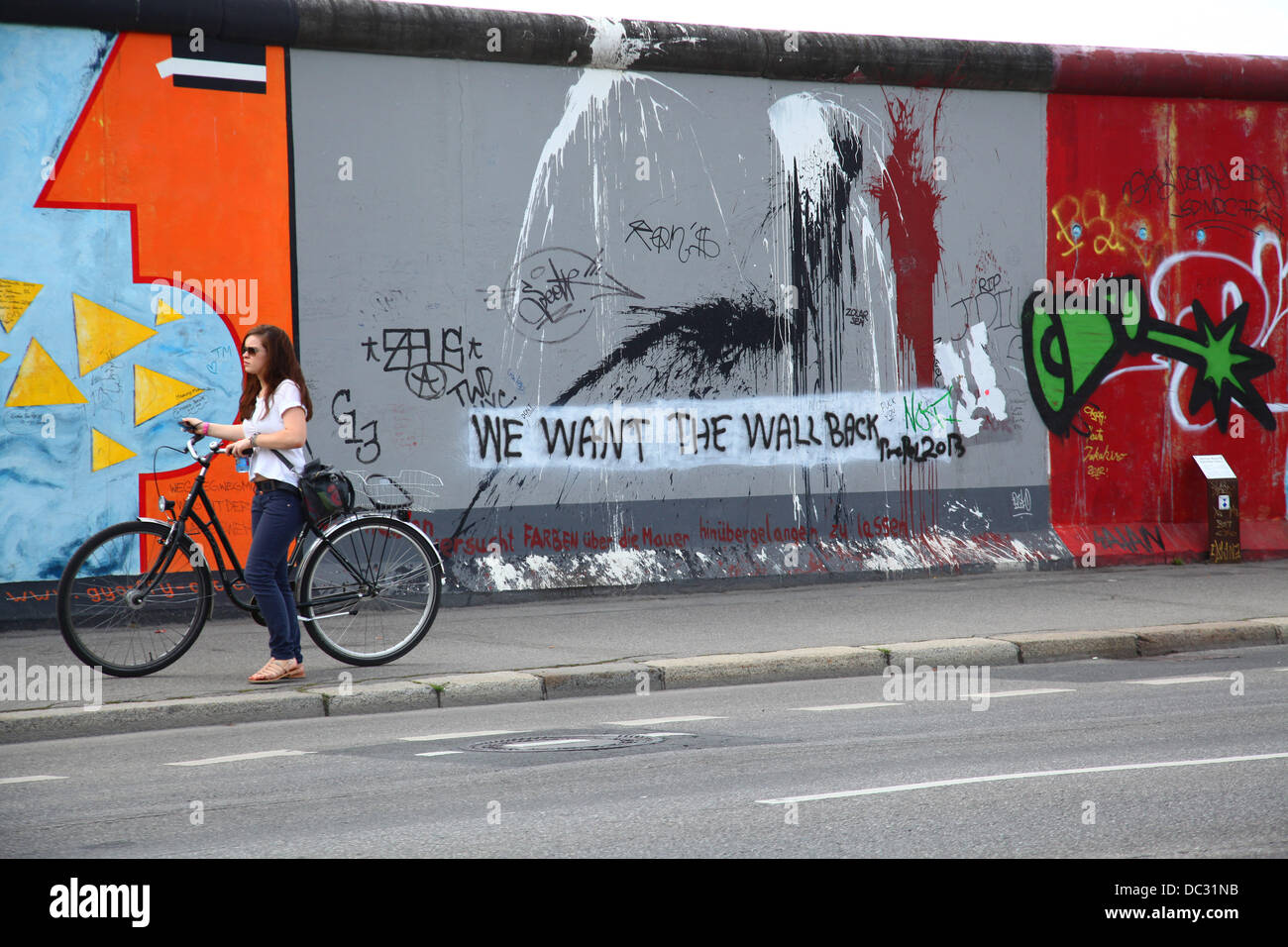 "Wir wollen die Mauer zurück", steht auf einem Gemälde von der East Side Gallery in Berlin am 13. Juli 2013. Foto: Wolfram Steinberg dpa Stockfoto