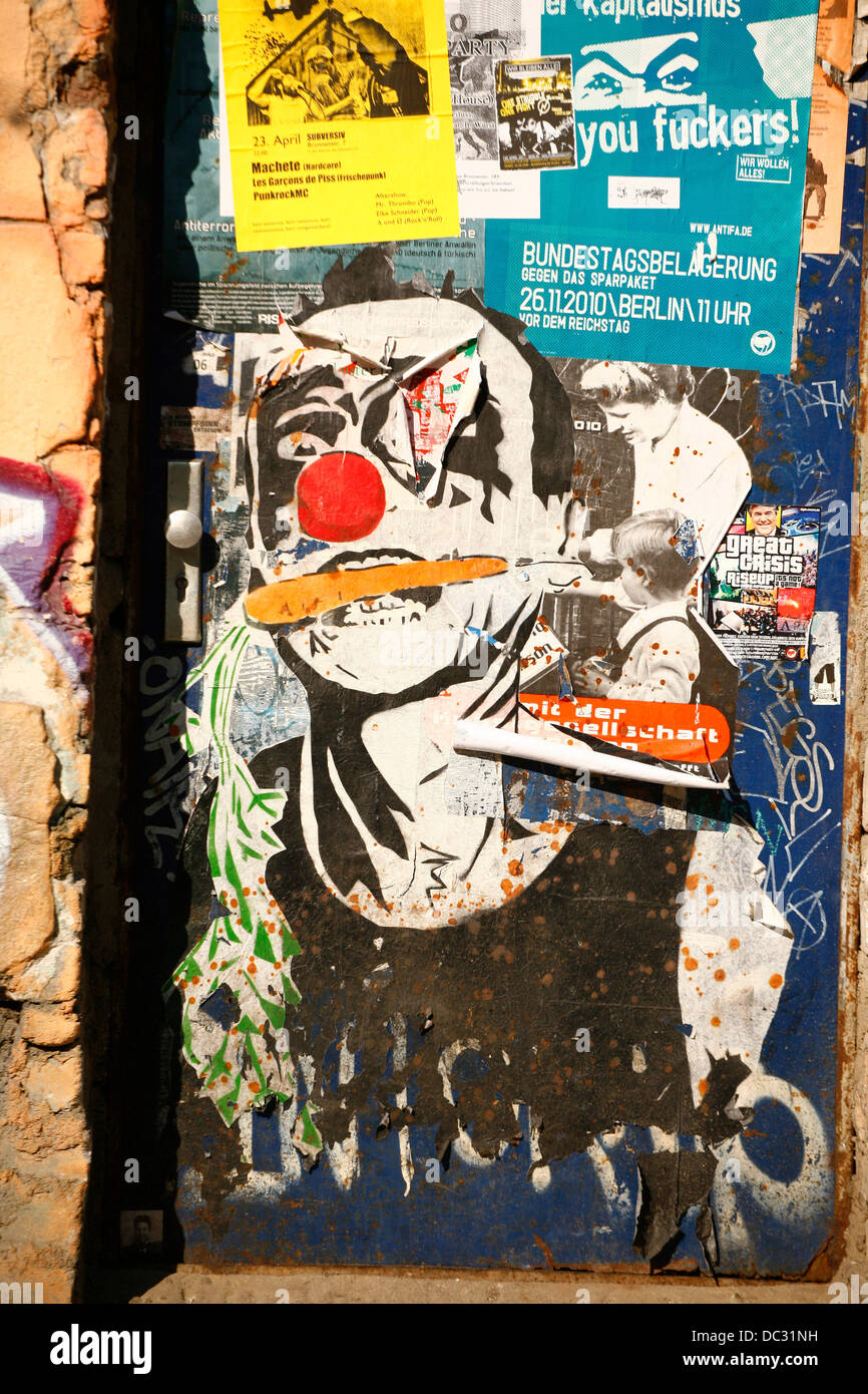 Ein Bild von französische Straßenkünstler MIMI der Clown ist eine Tür in den Bezirk Mitte in Berlin, März 2012 aufgeklebt. Foto: Wolfram Steinberg Dpa ** obligatorische CREDIT: ARTWORK von MIMI THE CLOWN ** Stockfoto