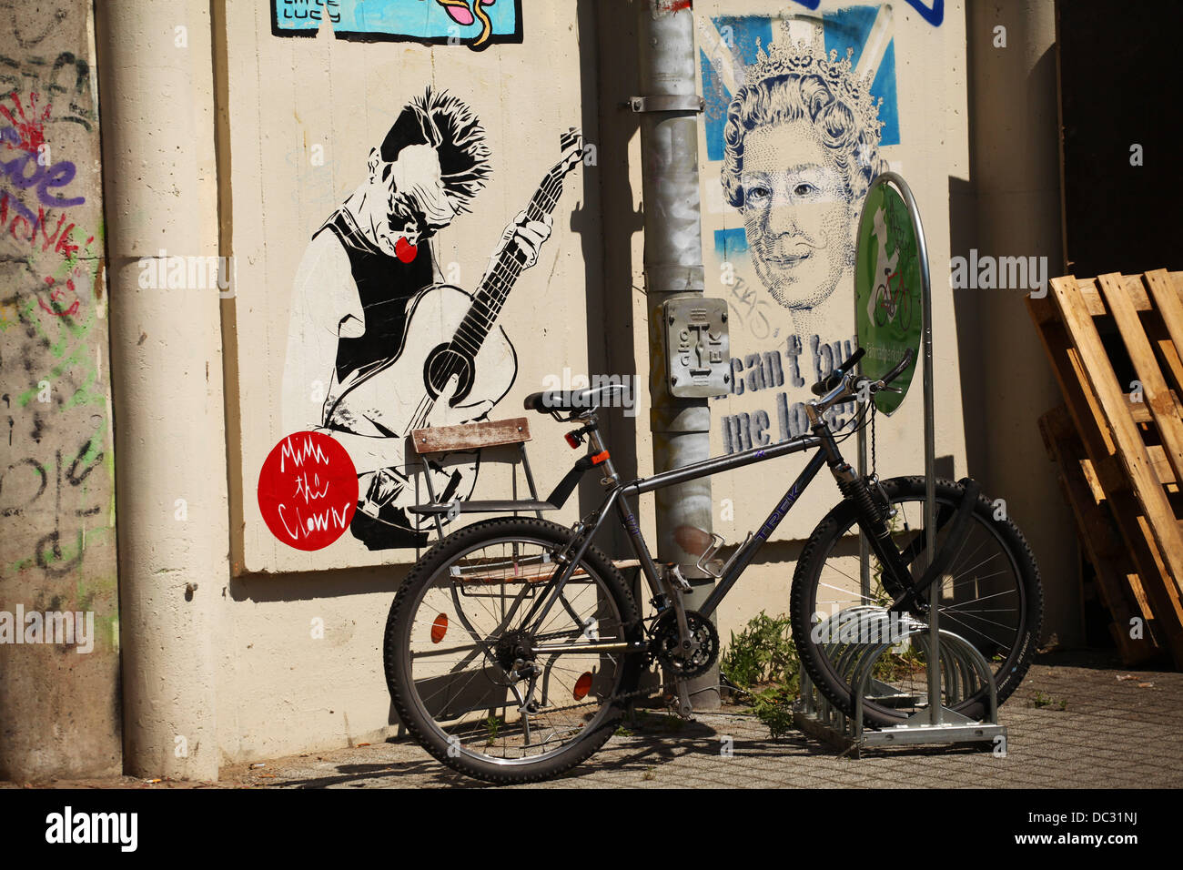Ein Bild von französische Straßenkünstler MIMI der Clown (l), wird an einer Wand in den Bezirk Mitte in Berlin, 16. Juli 2013 neben einem Bild der Berliner Künstlerin "Emess" geklebt. Foto: Wolfram Steinberg Dpa ** obligatorische CREDIT: ARTWORK von MIMI THE CLOWN und EMESS ** Stockfoto